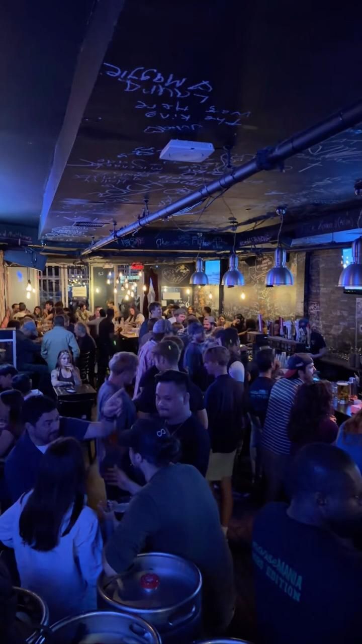 Le bar plein un soir de semaine