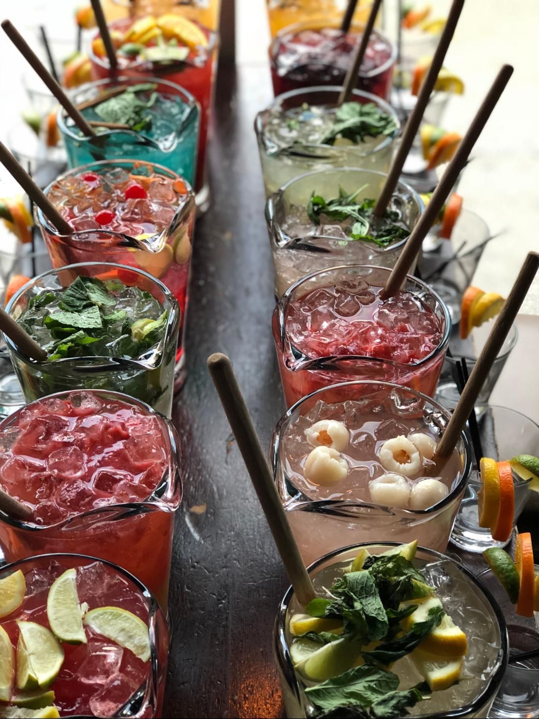 Pichets de sangria colorés sur une table