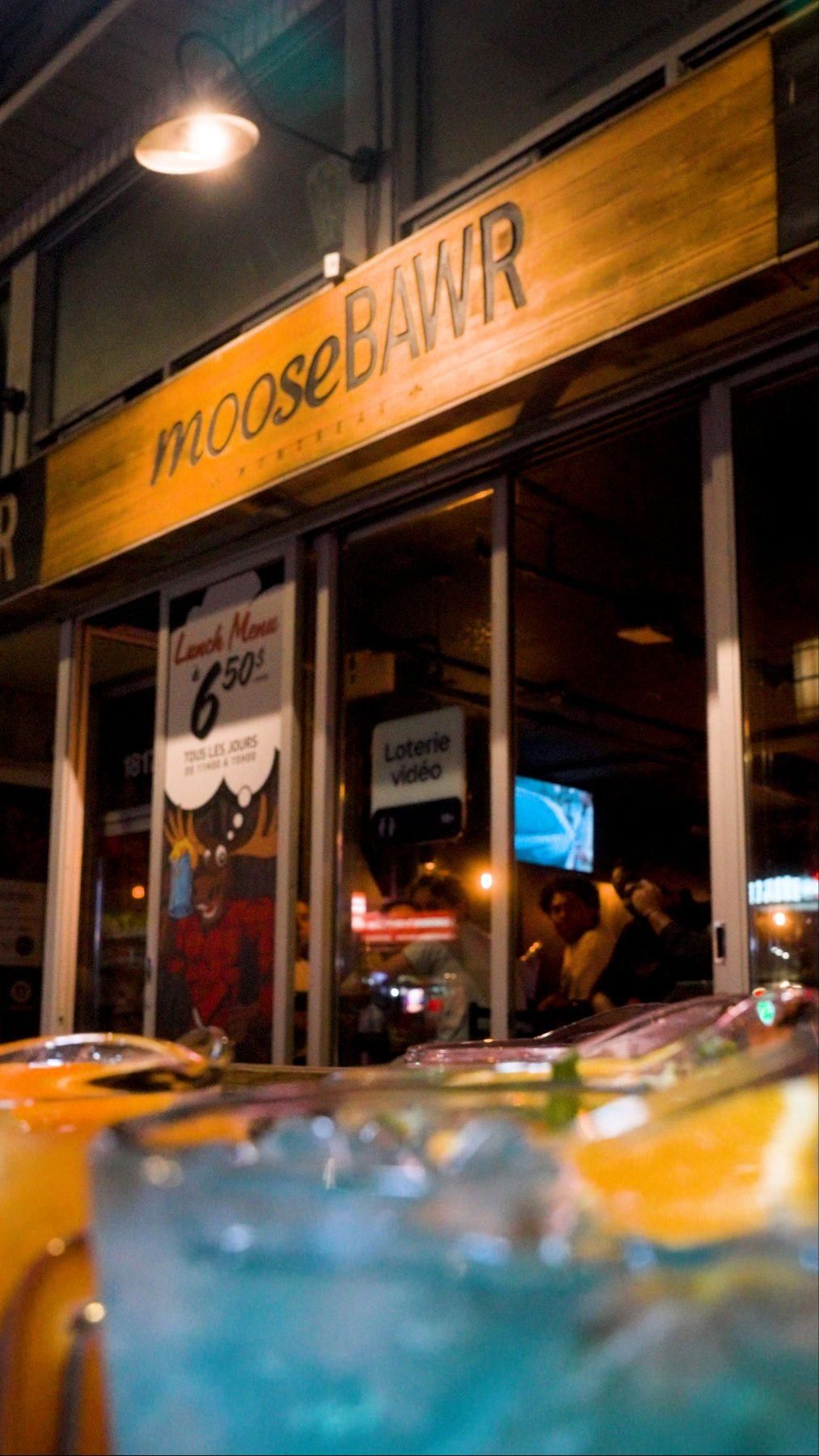La façade du Moose Bawr la nuit, rue Sainte-Catherine